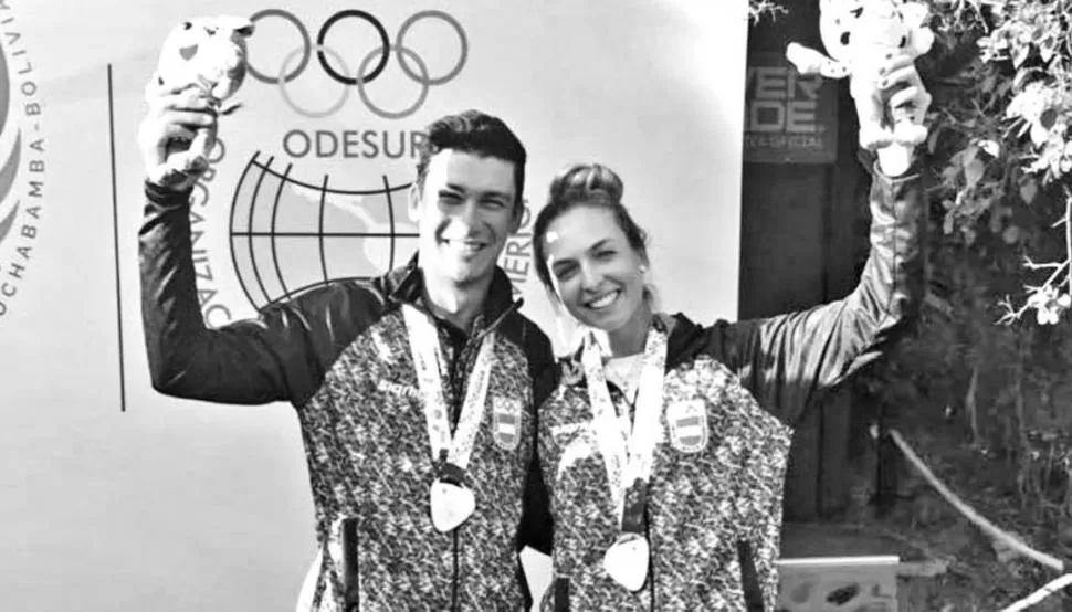 SONRISAS. Martín Contini y Manuela Carbajo Re lucen las medallas ganadas.  