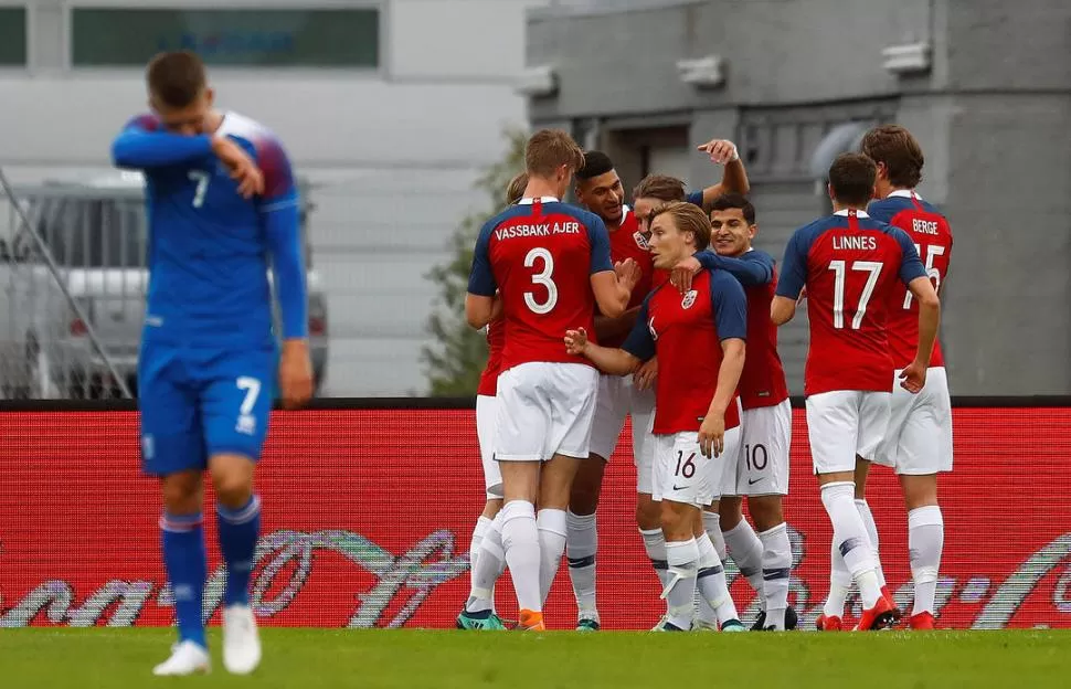 ALARMAS ENCENDIDAS. Islandia, primer rival de Argentina en la Copa, mostró flaquezas en defensa. Los noruegos festejan. Reuters