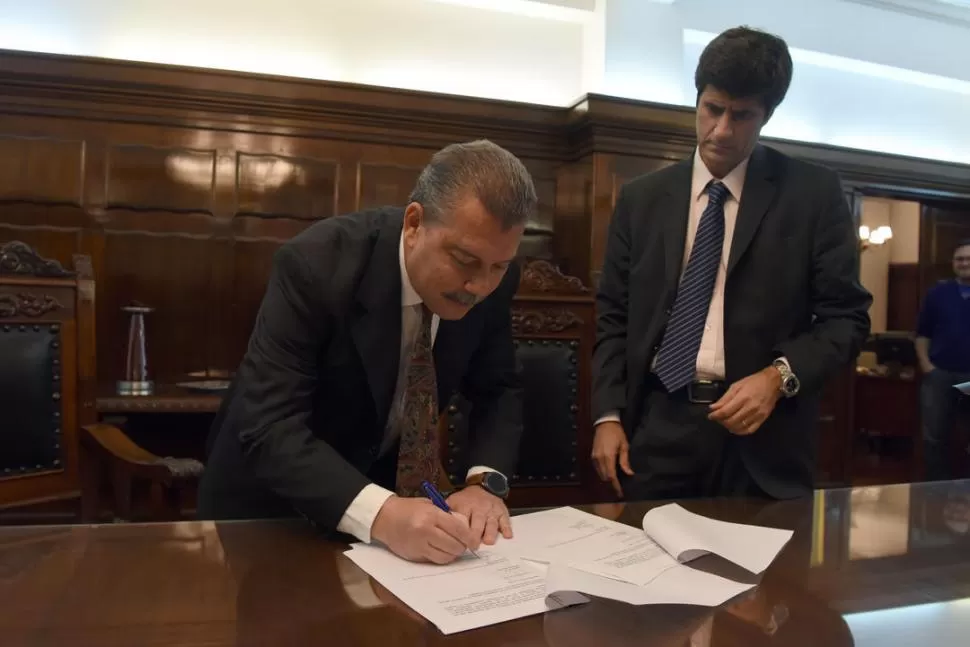 ACUERDO. Domínguez, de CCC, firma el convenio; lo observa José Pochat, gerente general de LA GACETA. LA GACETA / FOTO DE DIEGO ARÁOZ.