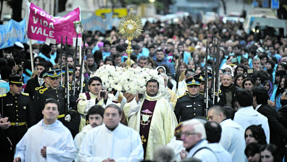 La fieles celebraron el Corpus Christi frente a la Maternidad, símbolo de la vida