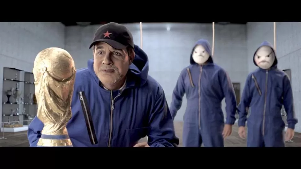 PERSONIFICADO. Martín Bossi como Diego Maradona en el adelanto de su miniserie “La copa de papel”. Prensa MARTÍN BOSSI