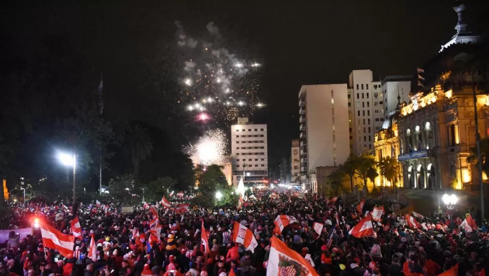 CLÁSICO. Miles de simpatizantes de San Martín llegaron hasta la plaza Independencia, el típico punto para festejar el éxito deportivo. Hubo cánticos y fuegos artificiales frente a la Casa de Gobierno. la gaceta / foto de analía jaramillo