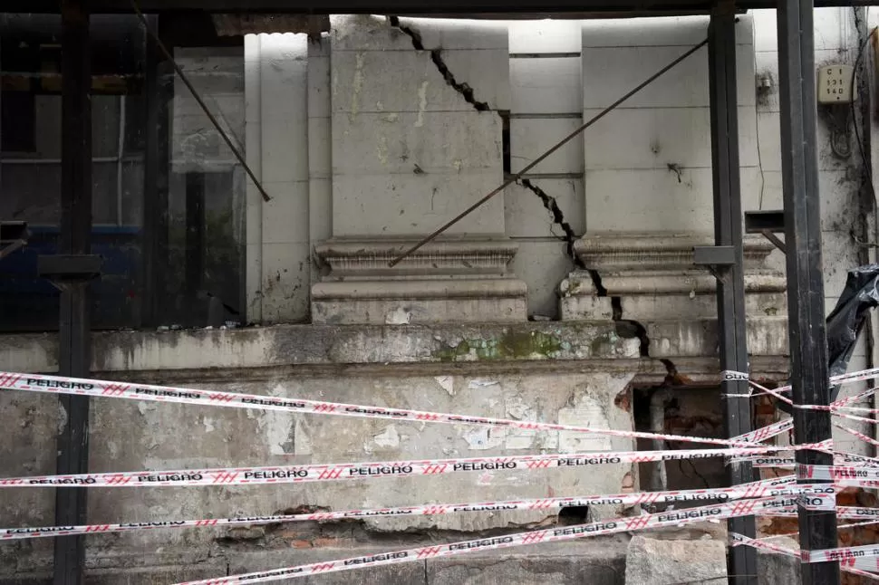 GRIETA. Tras las fajas con la leyenda “peligro” se observa una marcada rotura en la fachada de San Martín 730.  
