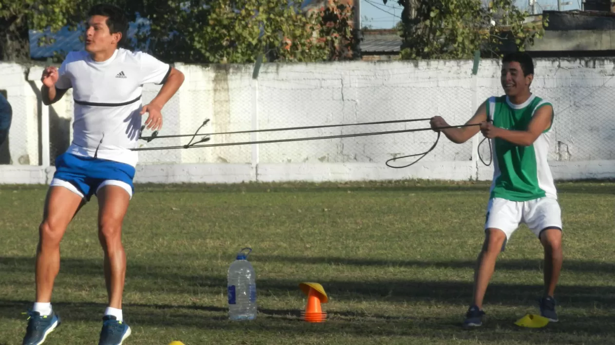 HUMILDAD. Rodríguez, en plena práctica con un jugador de la reserva de Alto Verde. FOTO GENTILEZA JUAN FICHI