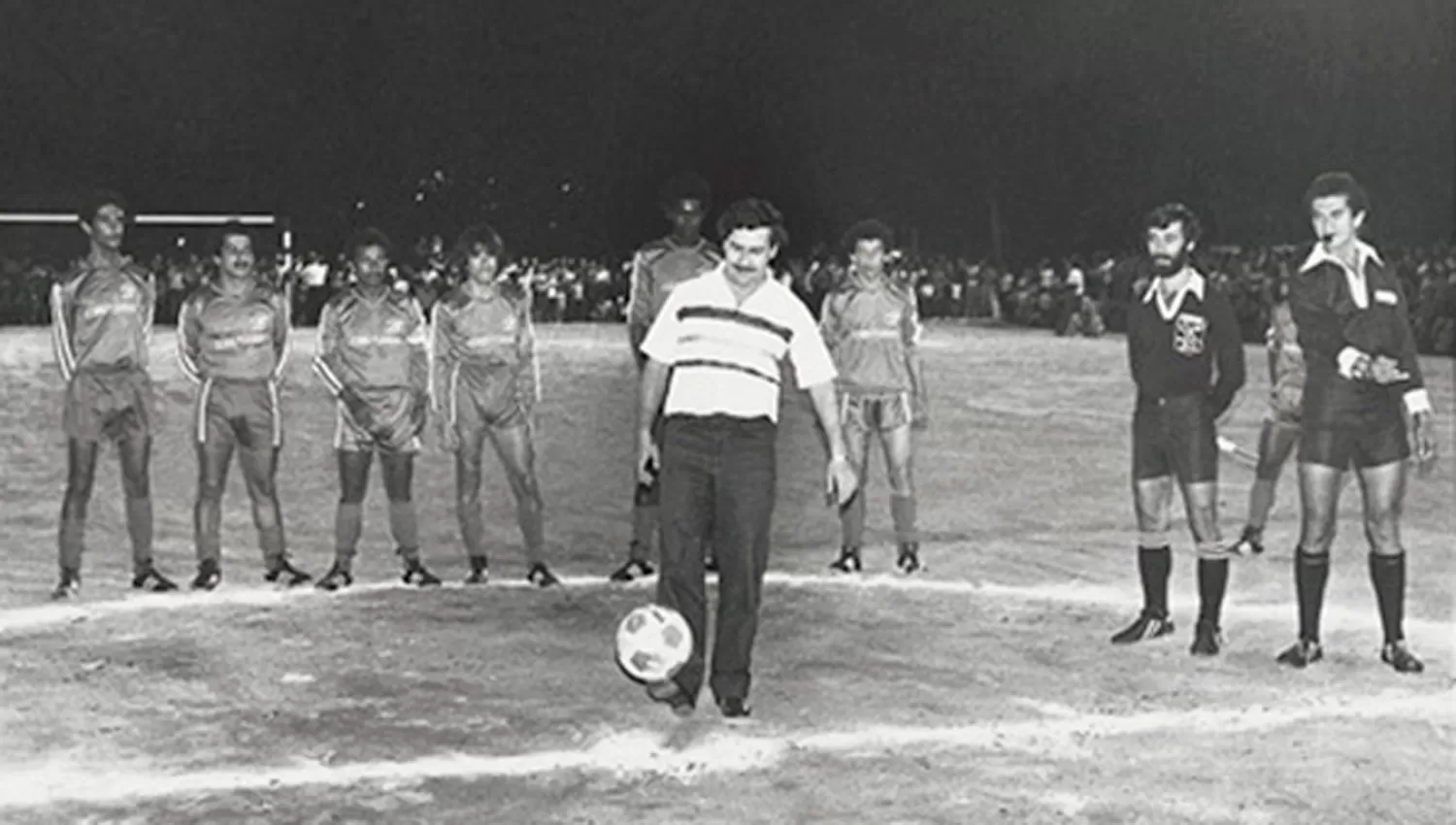 Escobar inaugurando una cancha de fútbol, deporte que seguía con mucha pasión. FOTO TOMADA DE WWW.FUTBOLSAPIENS.COM