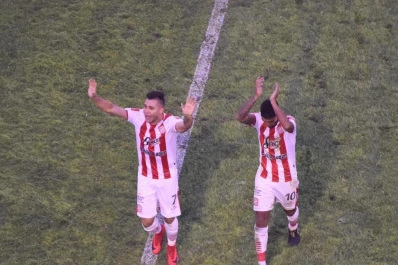Rodríguez y Martínez fueron decisivos en la campaña y celebraron como hinchas