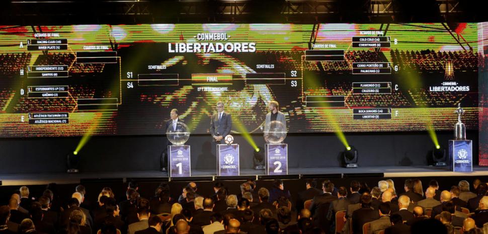 TODO LISTO. Miguel Ángel Russo y Diego Lugano ya sacaron todas las bolillas correspondientes para conformar el cuadro completo de los ocatvos de la Libertadores. reuters
