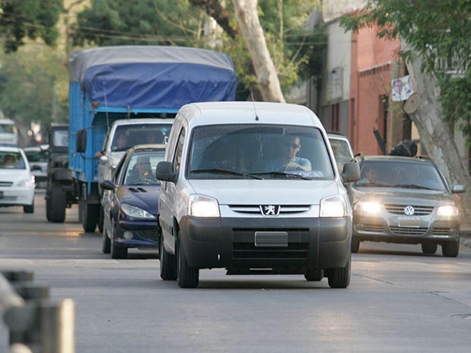 Desde hoy es obligatorio el uso de luces bajas de día en la ciudad