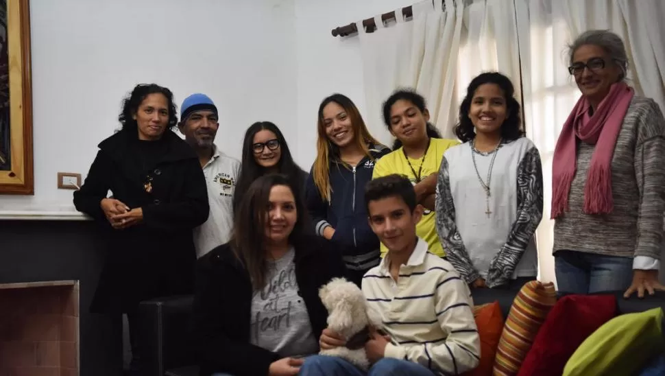 EN CONCEPCIÓN. Myriam junto a los familiares que vinieron de Venezuela y que ella alberga en su casa. LA GACETA / FOTOS DE OSVALDO RIPOLL.