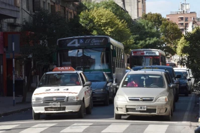 Qué opinan automovilistas, taxistas y motociclistas sobre el uso de luces bajas en la capital