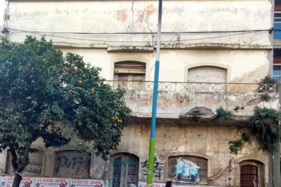 Más construcciones peligrosas: piden que revisen una casa abandonada en Barrio Norte