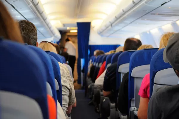 Se enamoró de un pasajero durante un vuelo y ahora lo busca para comenzar una historia de amor