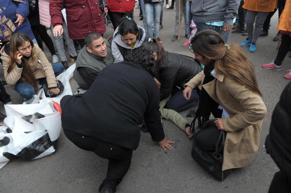 MOMENTO CRÍTICO. María Rosa Zelaya es asistida después del choque. la gaceta / foto de FRANCO VERA 