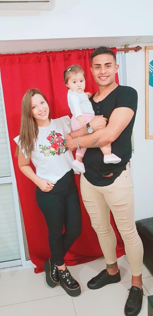 ALEGRÍA. Rodrigo Moreira, su esposa Magalí y su hija Franchesca, de vacaciones. 