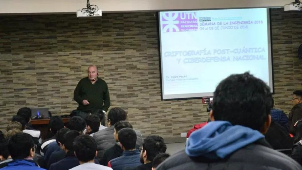 EN LA UTN. El ingeniero Juan Pedro Hecht durante la conferencia que brindó ayer en la Tecnológica. Universidad Tecnológica Nacional