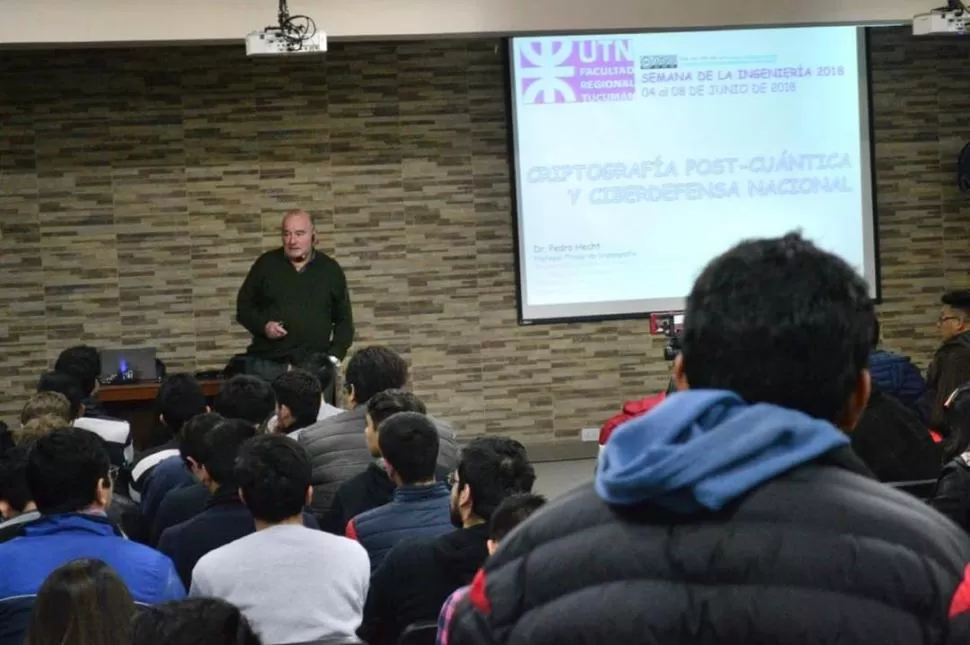 EN LA UTN. El ingeniero Juan Pedro Hecht durante la conferencia que brindó ayer en la Tecnológica. Universidad Tecnológica Nacional