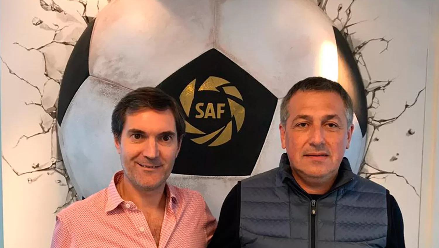 DIRIGENTES. El presidente de la Superliga, Mariano Elizondo posó con el presidente de San Martín, Sagra. (FOTO TOMADA DE TWITTER)