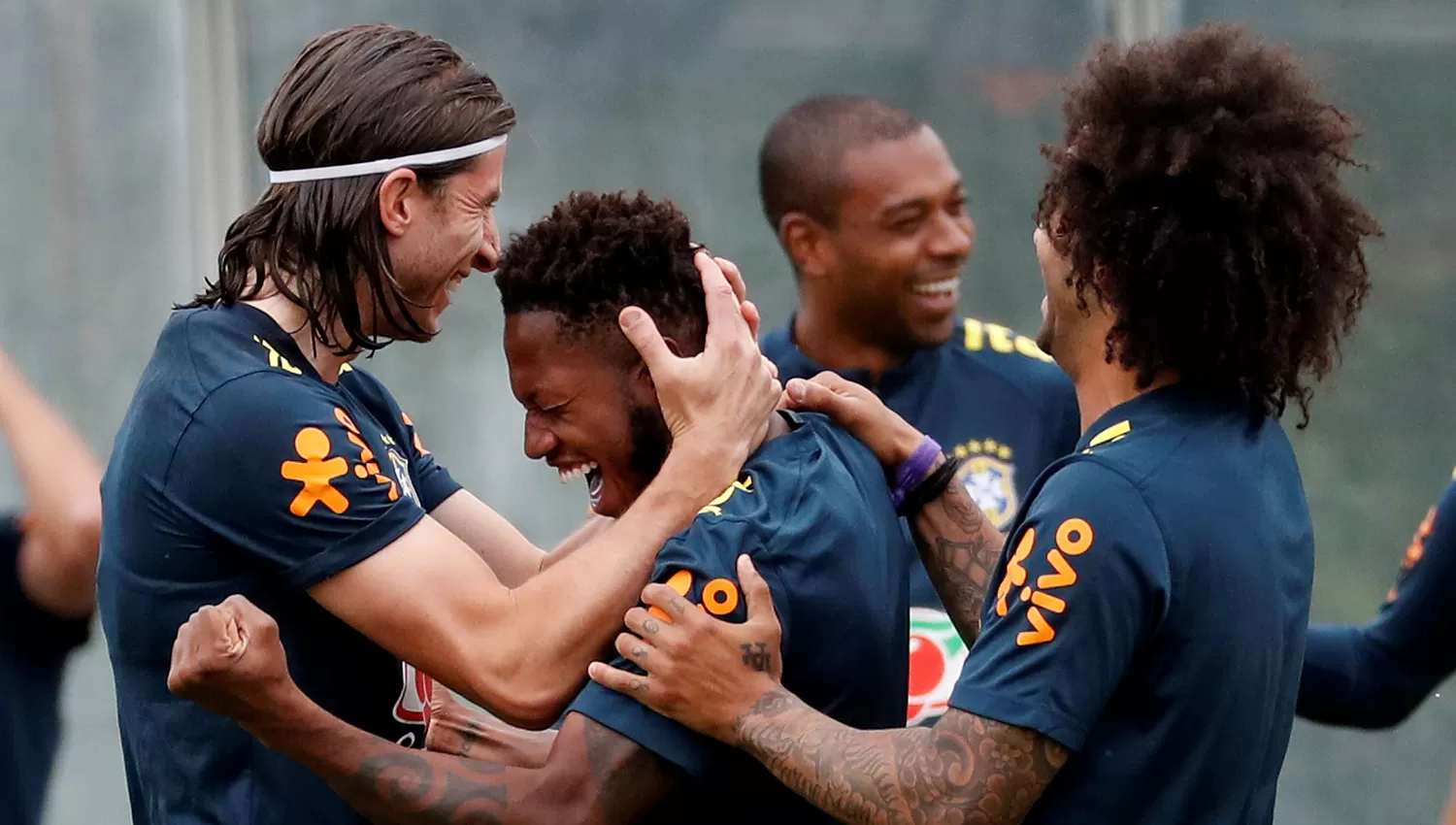 SIN MUESTRAS DE AFECTO. Filipe Luiz, Fred y Marcelo se distienden durante la práctica de Brasil a días del debut en Rusia 2018. REUTERS