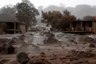 Continúan los rescates y ya suman 99 los muertos por la erupción del volcán en Guatemala