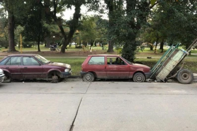 Estacionan frente a la plaza de Yerba Buena motos y autos secuestrados