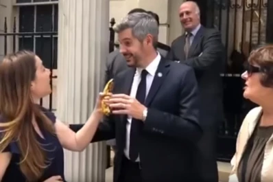 Video: Marcos Peña fue escrachado en Nueva York y le regalaron una banana al gorila del año