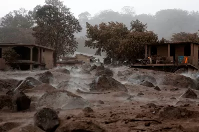 Continúan los rescates y ya suman 99 los muertos por la erupción del volcán en Guatemala