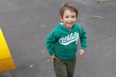 Sin diagnóstico, un niño lleva 10 meses con fiebre y necesita viajar a Buenos Aires