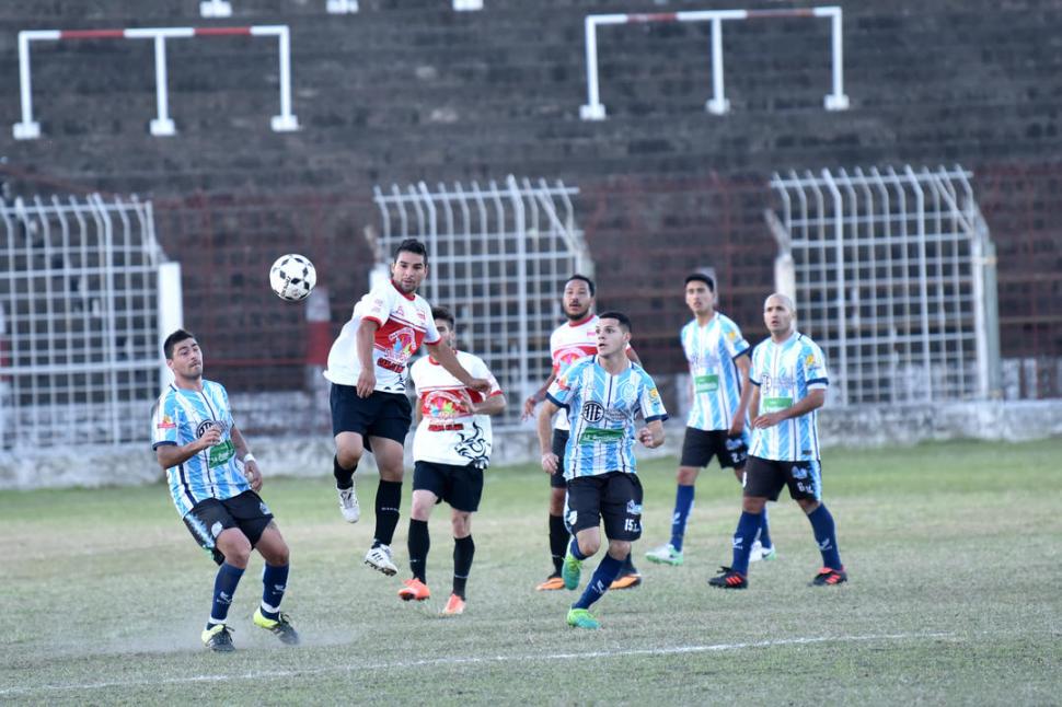 ESCENA. Jadur, de Atlético Concepción, y Molina, de All Boys, disputan la pelota. la gaceta / foto de inés quinteros orio 