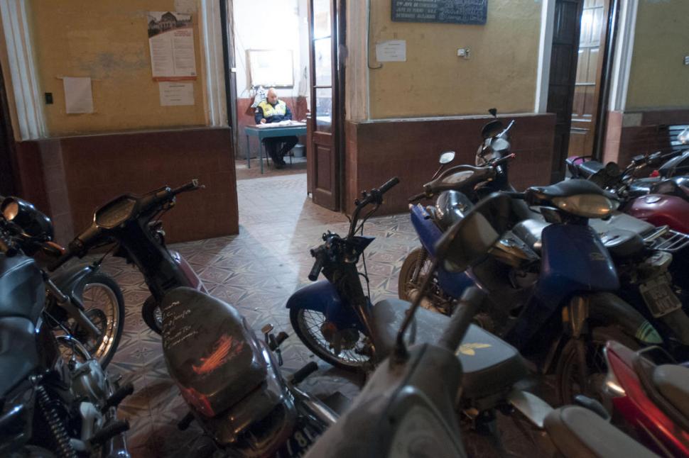UN PROBLEMA SIN SOLUCIÓN. En las comisaría existen centenares de motos secuestradas y desde hace años se anuncia su compactamiento. la gaceta / foto de Inés Quinteros Orio (archivo)