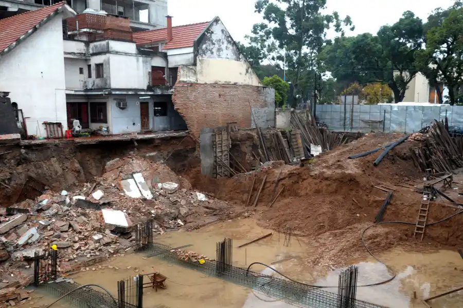 Así quedó la pared que se desplomó en la avenida Mate de Luna. LA GACETA/FOTO DE FRANCO VERA (ARCHIVO)