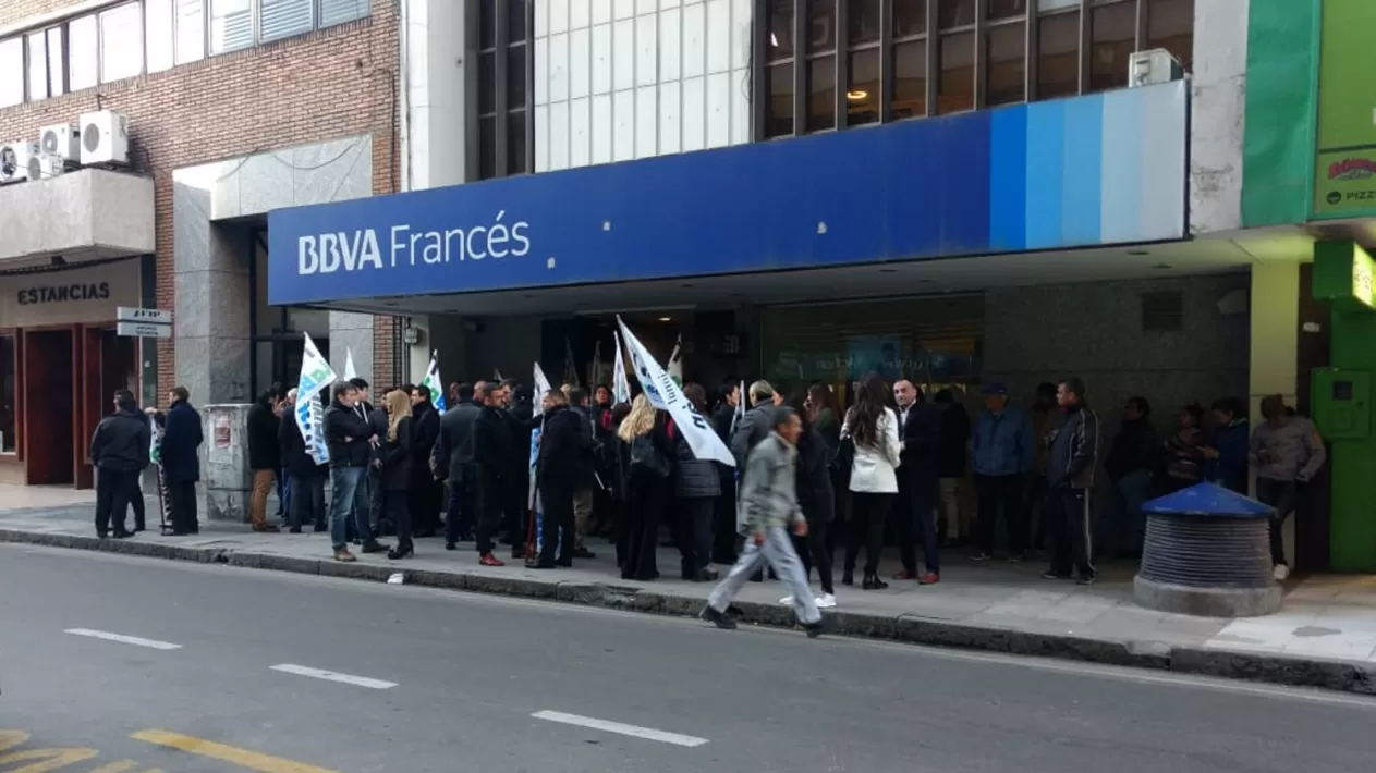 La protesta se realizó en las primeras horas de servicio del banco. LA GACETA/FOTO DE EDU RUIZ