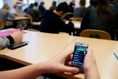Francia prohíbe el uso de celulares en las escuelas