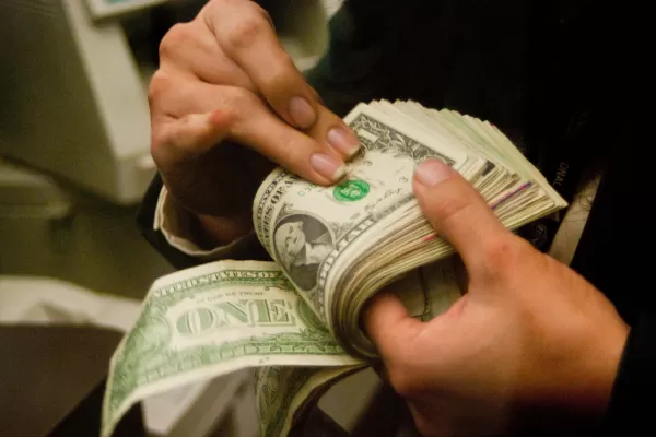 Sin la intervención del Banco Central, el dólar trepó 43 centavos, al récord de $ 25,98