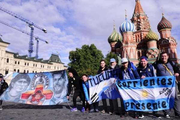 Los hinchas de Atlético dijeron presente en el primer banderazo de argentinos en Rusia