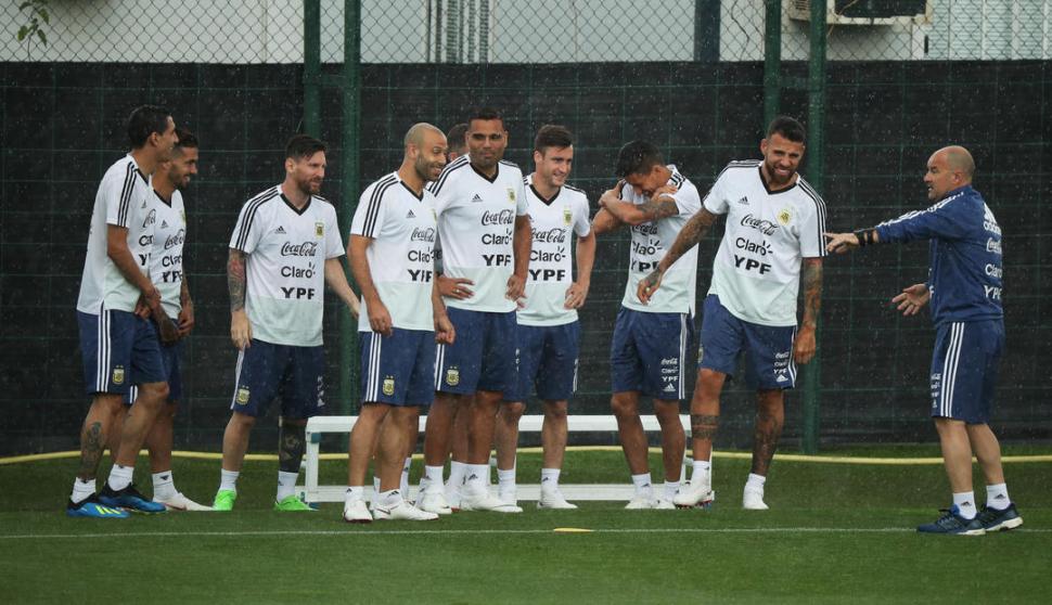 BUEN CLIMA. Los jugadores, con Mascherano a la cabeza, sonríen durante un parate de la práctica de ayer en Barcelona. reuters 