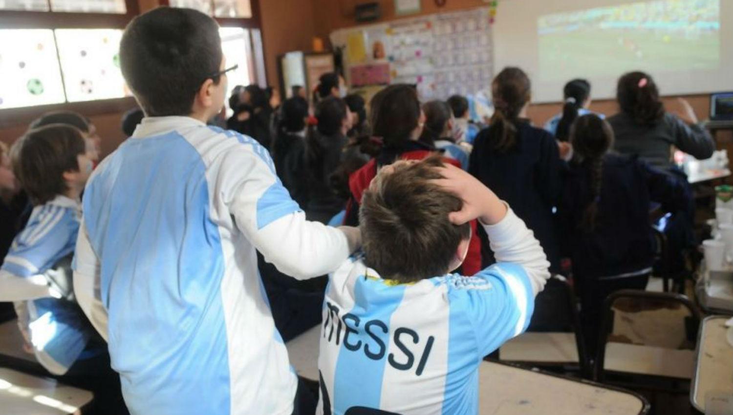TODOS JUNTOS. Los chicos podrán ver los partidos de Argentina en las escuelas.  IMAGEN DE LOS ANDES