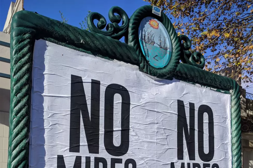 EN LA VÍA PÚBLICA. Los carteles que invadieron las calles de Buenos Aires. (FOTO TOMADA DE TWITTER)