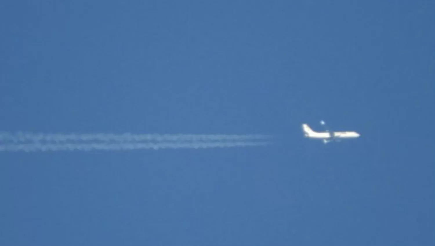 Estela en el aire: el increíble video de un avión cruzando el cielo tucumano
