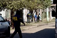 Los recibieron con piedras, pero al final los despidieron con aplausos