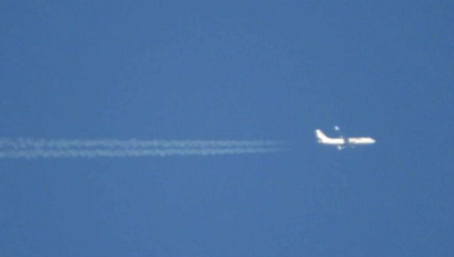 Estela en el aire: el increíble video de un avión cruzando el cielo tucumano