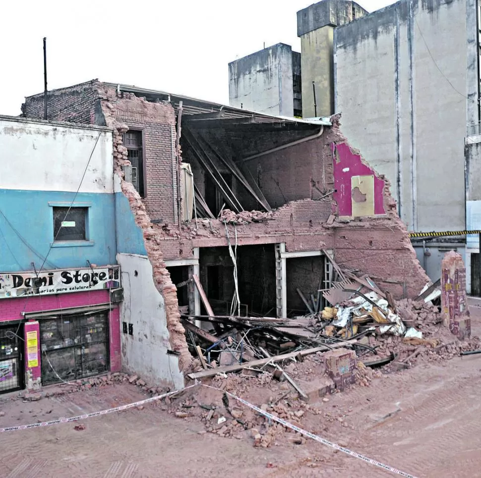 CONMOCIÓN EN EL CENTRO. La fachada del ex Parravicini se cayó el 23 de mayo y causó la muerte a tres personas. la gaceta / foto de franco vera
