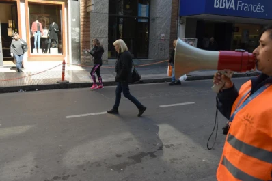 “Escrachan” con altavoces a los que no cruzan por la esquina