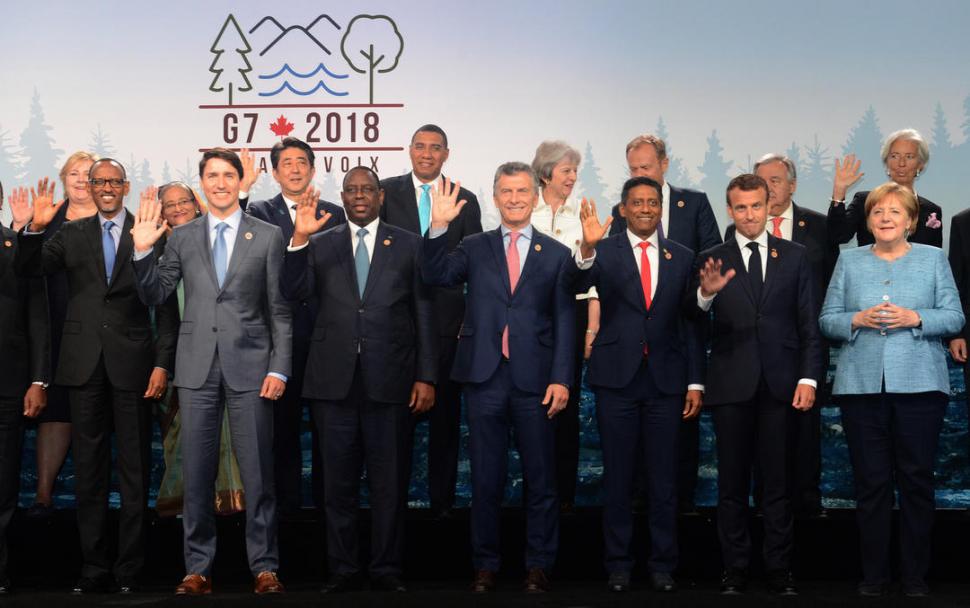 LA FAMILIA. Mauricio Macri posa junto a los líderes del Grupo de los Siete (G7) tras la reunión que se realizó ayer en Canadá y de la que participó el FMI. telam