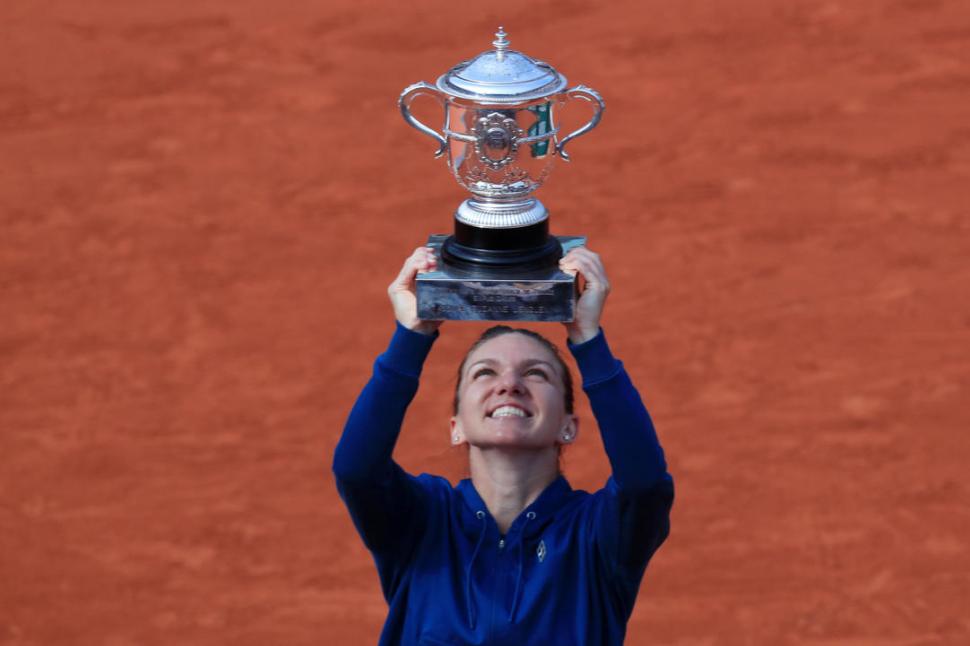 REINA DE PARÍS. Simona Halep y   su trofeo de campeona. Reuters
