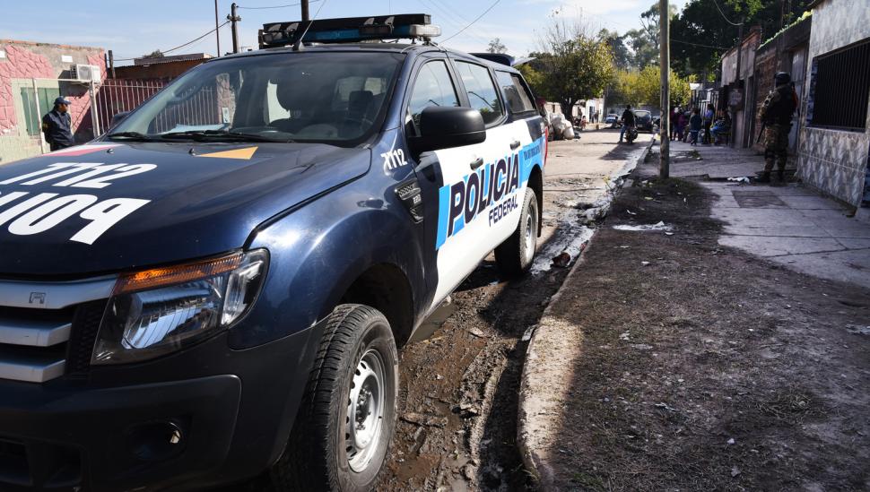 La Federal cayó sobre dos barrios, halló droga y detuvo a 14 personas