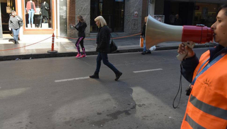 “Escrachan” con altavoces a los que no cruzan por la esquina