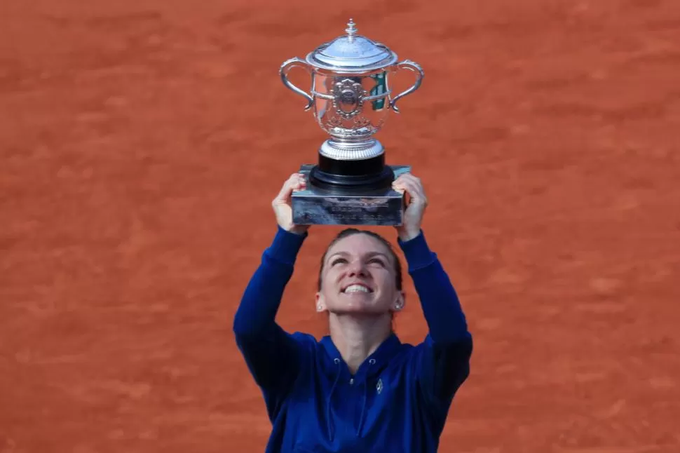 REINA DE PARÍS. Simona Halep y   su trofeo de campeona. Reuters