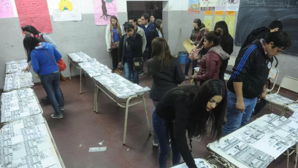 VOTOS Y MÁS VOTOS. El cuarto oscuro en una escuela taficeña, en 2015. la gaceta / foto de Antonio Ferroni (archivo)