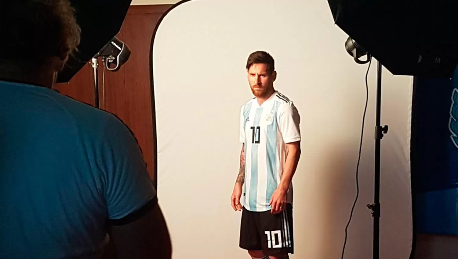 CAPITÁN. Lionel Messi encabezó la sesión de fotos oficiales de los jugadores de la Selección. (FOTO TOMADA DE TWITTER)