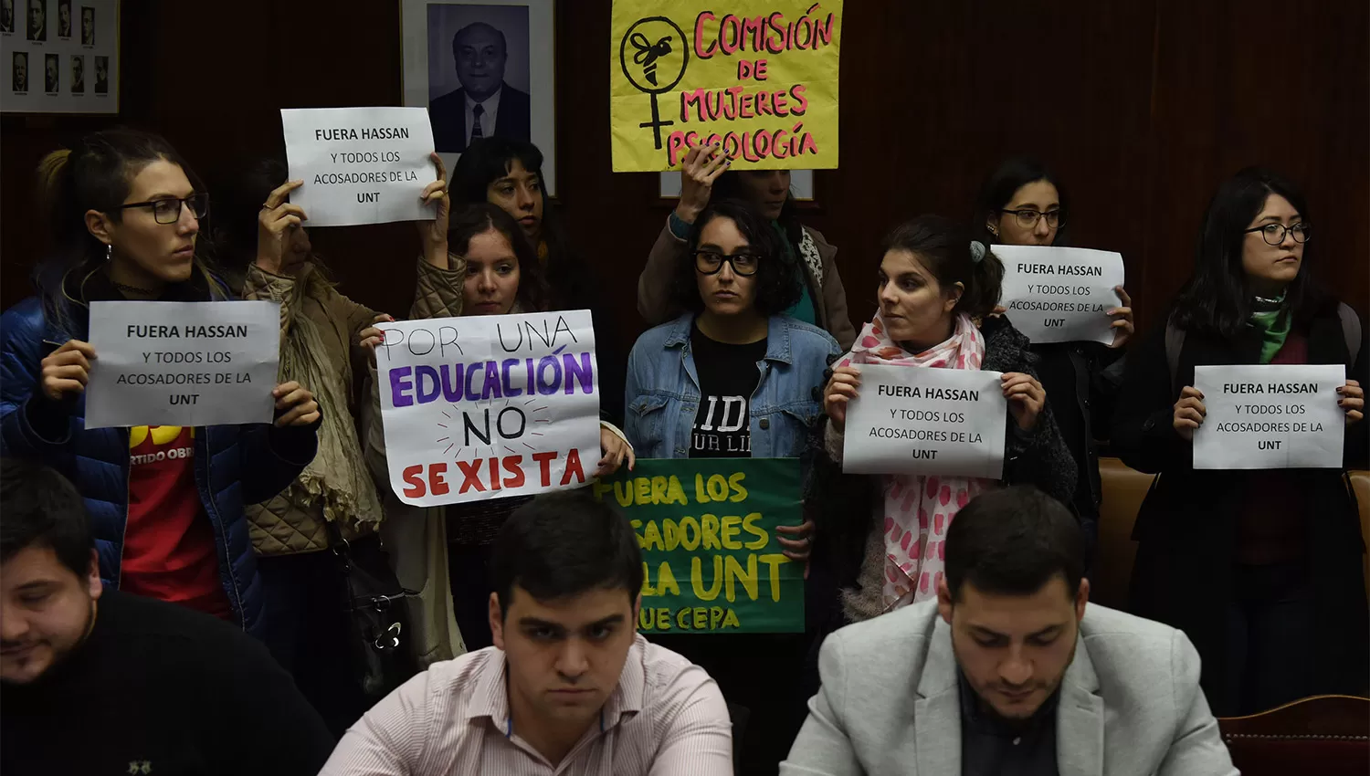 MANIFESTACIÓN. Los estudiantes se presentaron con letreros en los primeros instantes de la sesión. LA GACETA / FOTO DE DIEGO ARÁOZ